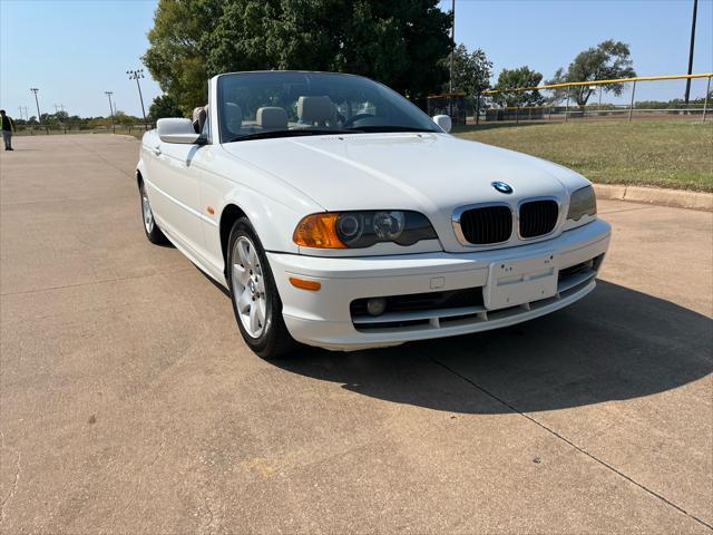 Photo of 2001 White BMW 325
