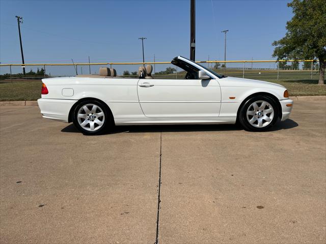 Photo of 2001 White BMW 325