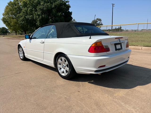 Photo of 2001 White BMW 325