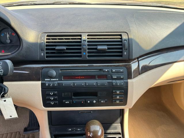 Photo of 2001 White BMW 325
