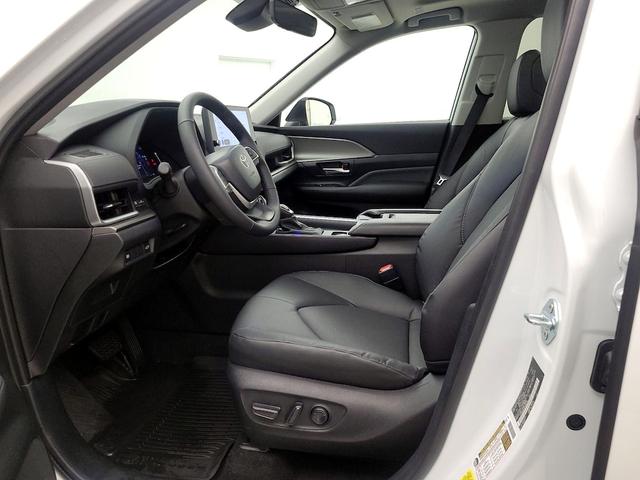 Photo of 2024 White Toyota Grand Highlander