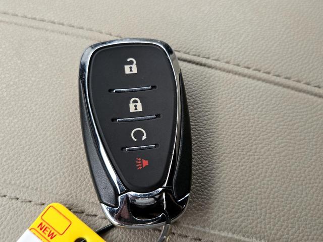Photo of 2023 White Chevrolet Traverse