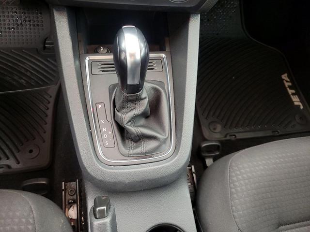 Photo of 2016 Burgundy Volkswagen Jetta