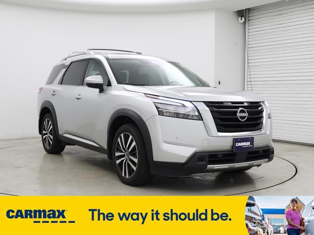Photo of 2024 Silver Nissan Pathfinder