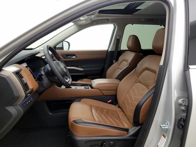 Photo of 2024 Silver Nissan Pathfinder