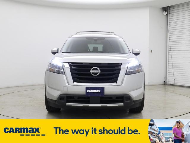 Photo of 2024 Silver Nissan Pathfinder