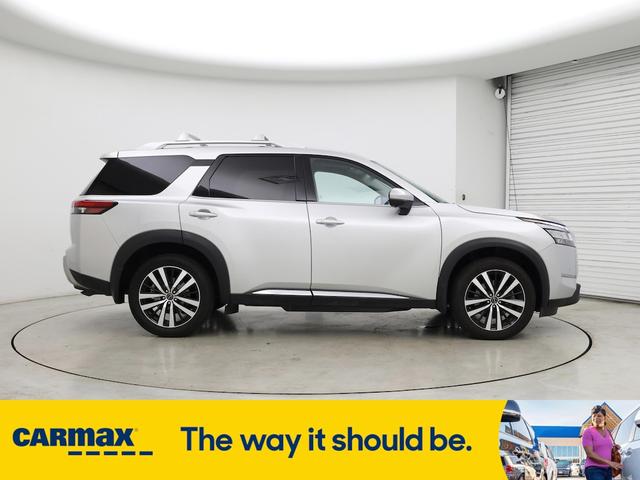 Photo of 2024 Silver Nissan Pathfinder