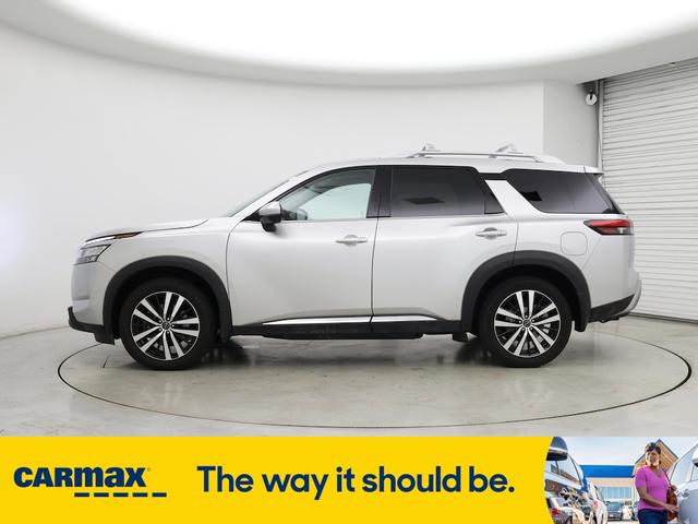 Photo of 2024 Silver Nissan Pathfinder