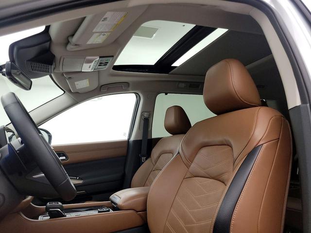 Photo of 2024 Silver Nissan Pathfinder