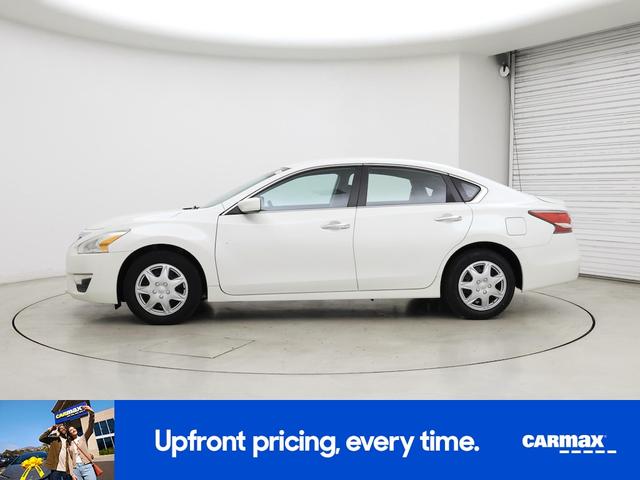 Photo of 2015 White Nissan Altima
