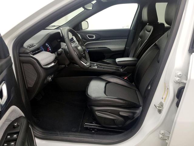 Photo of 2023 White Jeep Compass