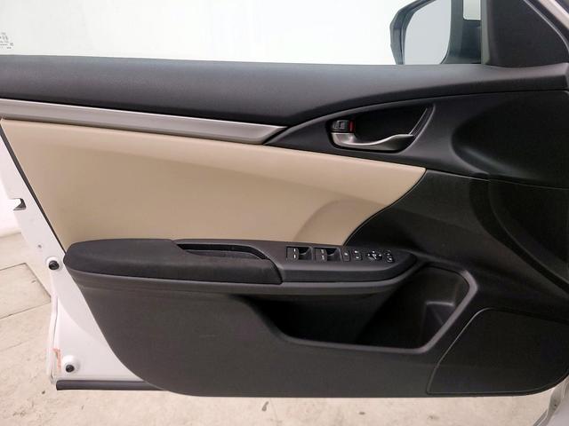 Photo of 2018 White Honda Civic