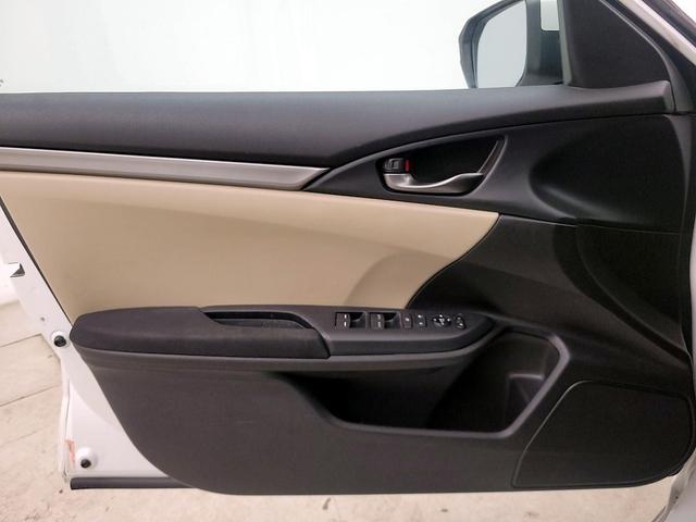 Photo of 2018 White Honda Civic