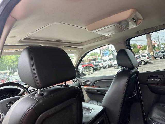 Photo of 2009 White Chevrolet Suburban