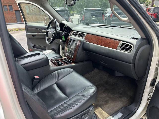 Photo of 2009 White Chevrolet Suburban