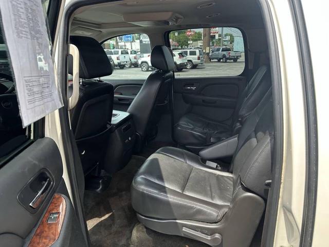 Photo of 2009 White Chevrolet Suburban