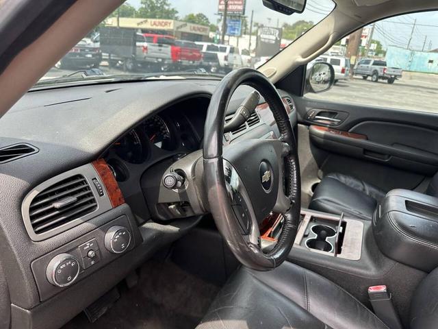 Photo of 2009 White Chevrolet Suburban