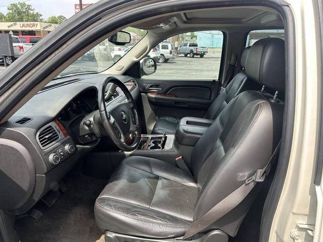 Photo of 2009 White Chevrolet Suburban