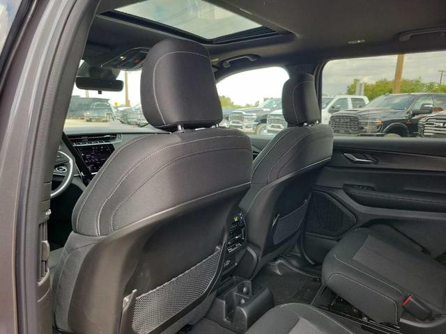 Photo of 2025 Metallic Jeep Grand Cherokee L