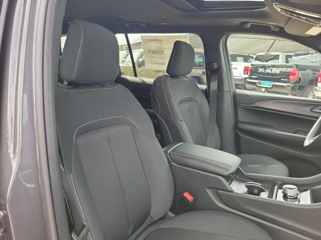 Photo of 2025 Metallic Jeep Grand Cherokee L