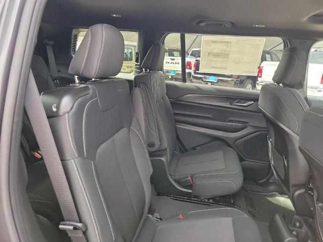 Photo of 2025 Metallic Jeep Grand Cherokee L