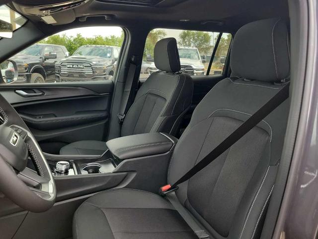 Photo of 2025 Metallic Jeep Grand Cherokee L