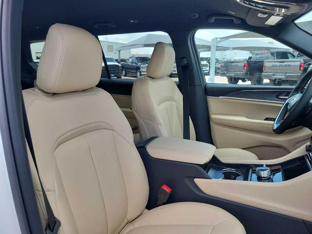 Photo of 2025 Bright White Clearcoat Jeep Grand Cherokee L
