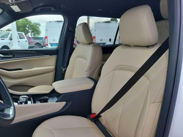 Photo of 2025 Bright White Clearcoat Jeep Grand Cherokee L