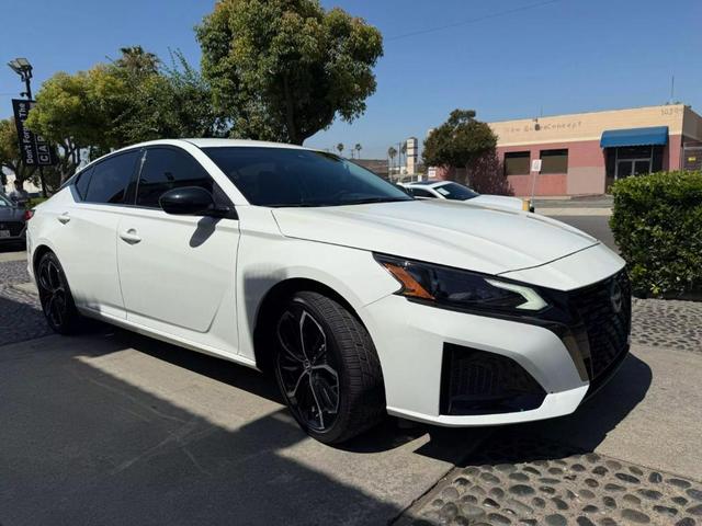 Photo of 2023 Glacier White Nissan Altima