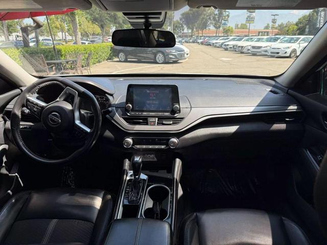 Photo of 2023 Glacier White Nissan Altima