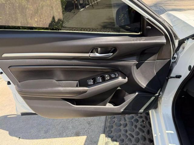 Photo of 2023 Glacier White Nissan Altima