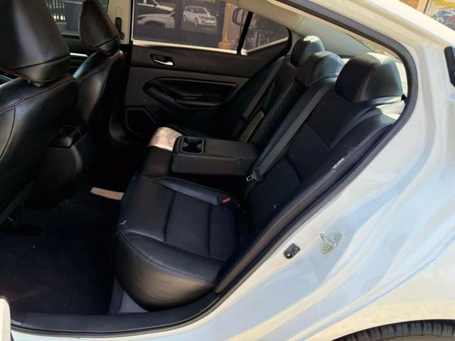 Photo of 2023 Glacier White Nissan Altima