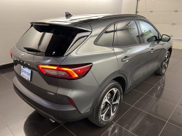 Photo of 2025 Carbonized Gray Metallic Ford Escape