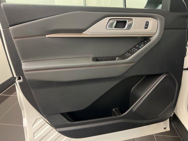 Photo of 2025 Star White Ford Explorer