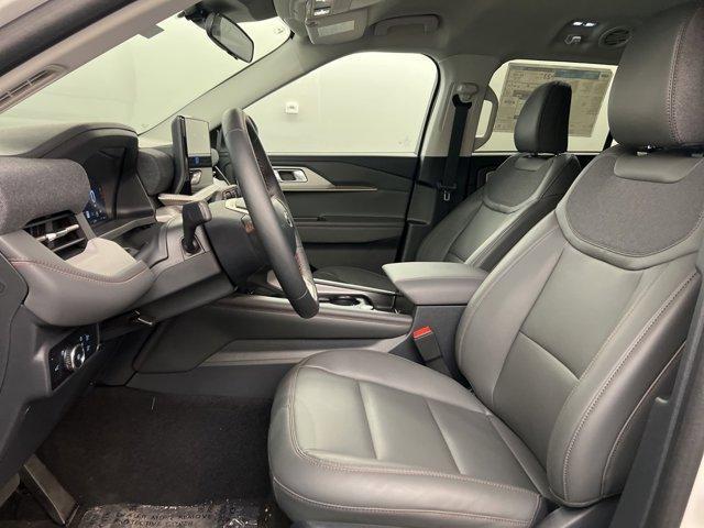 Photo of 2025 Star White Ford Explorer