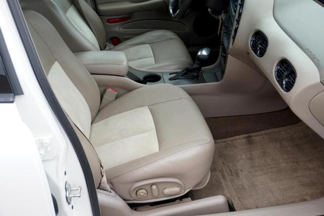 Photo of 2005 Gold Pontiac Bonneville