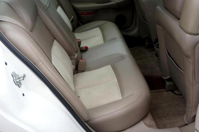 Photo of 2005 Gold Pontiac Bonneville