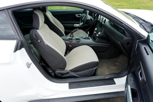 Photo of 2018 White Ford Mustang