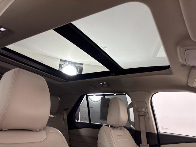 Photo of 2022 Rapid Red Metallic Tinted Clearcoat Ford Explorer