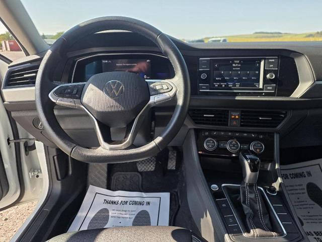 Photo of 2022 Oryx White Pearl Effect Volkswagen Jetta