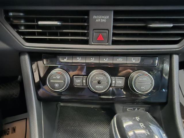Photo of 2022 Oryx White Pearl Effect Volkswagen Jetta