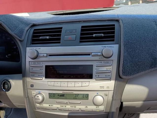 Photo of 2010 Super White Toyota Camry