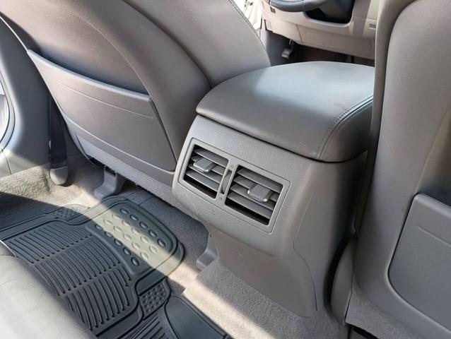 Photo of 2010 Super White Toyota Camry