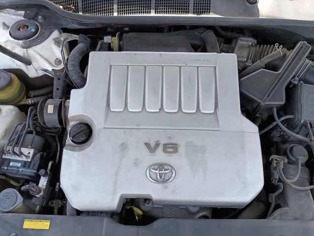 Photo of 2010 Super White Toyota Camry