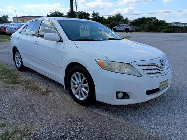 Photo of 2010 Super White Toyota Camry