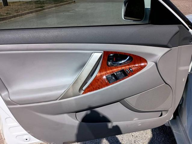 Photo of 2010 Super White Toyota Camry