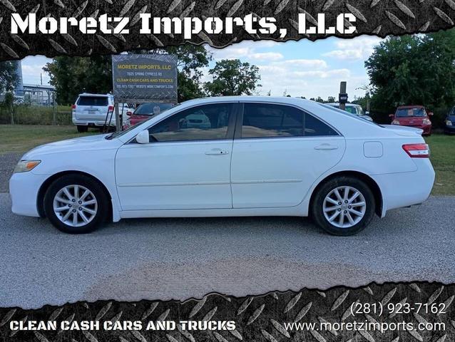 Photo of 2010 Super White Toyota Camry