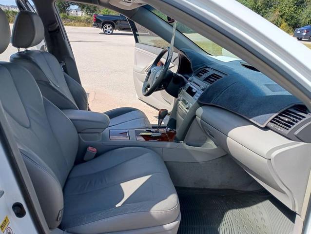 Photo of 2010 Super White Toyota Camry