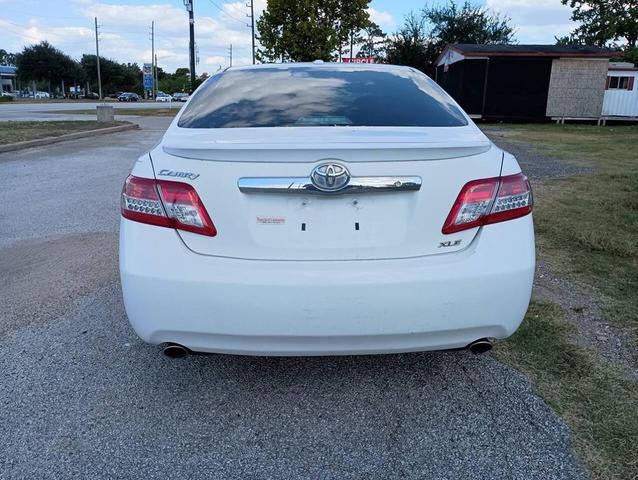 Photo of 2010 Super White Toyota Camry