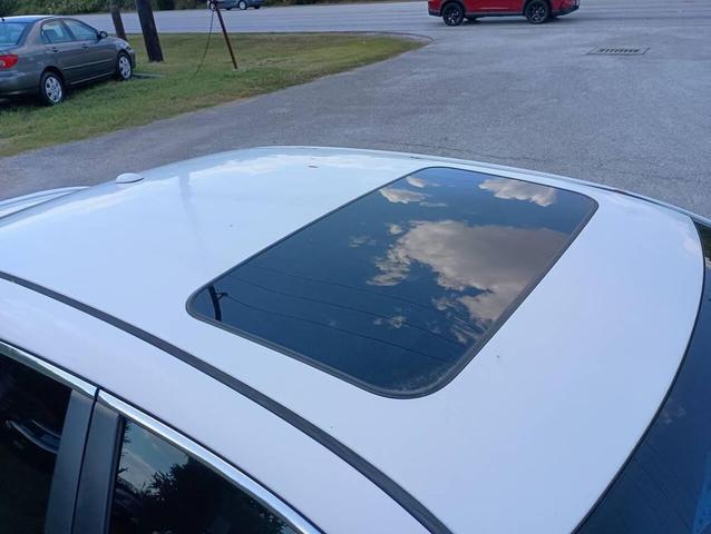 Photo of 2010 Super White Toyota Camry